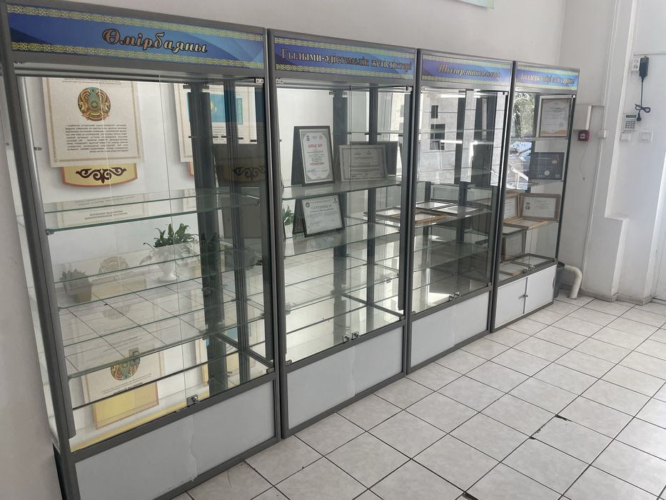 Продам стеклянную витрину