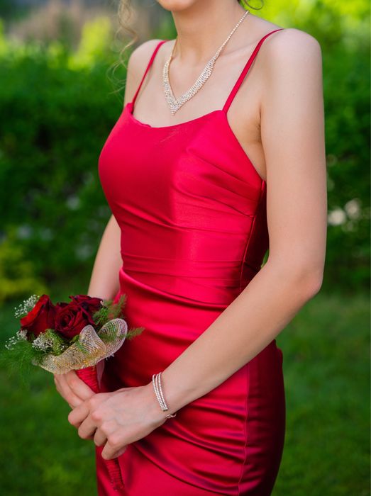 Официална рокля в малинено червен цвят