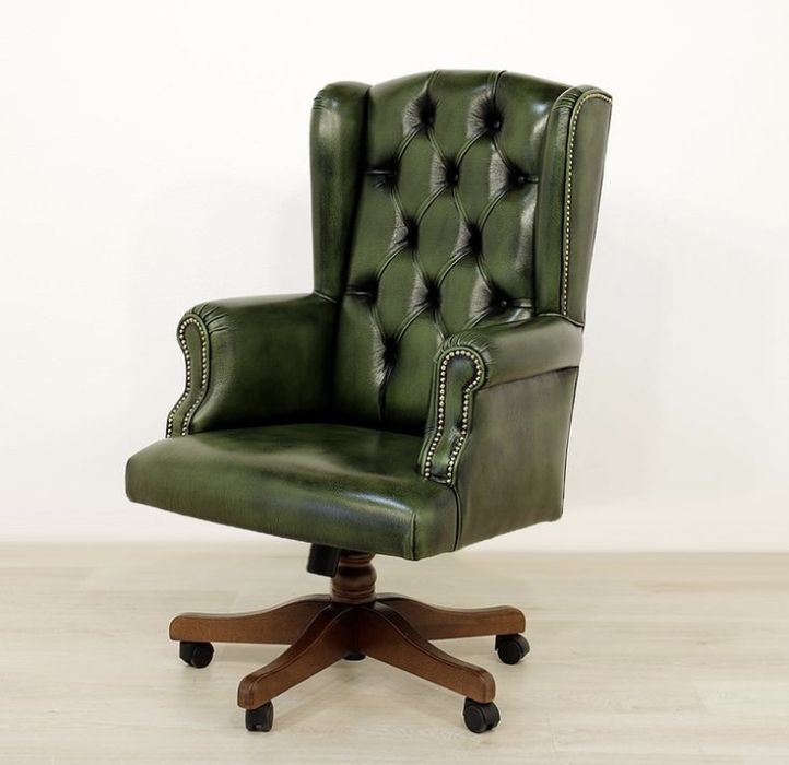 Классическое кожаное кресло руководителя