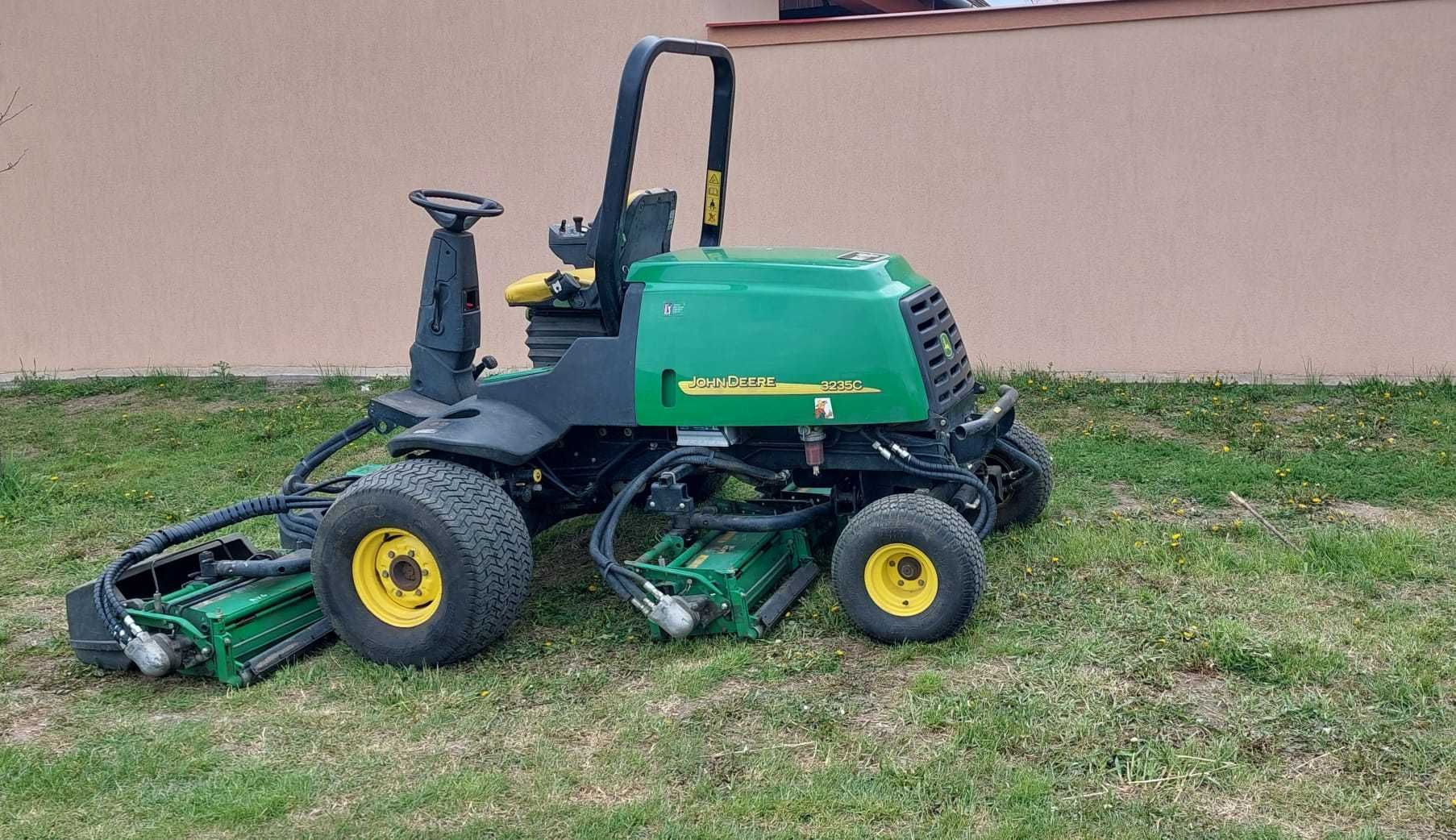 Tractoras pentru gazon  John Deere  3235C