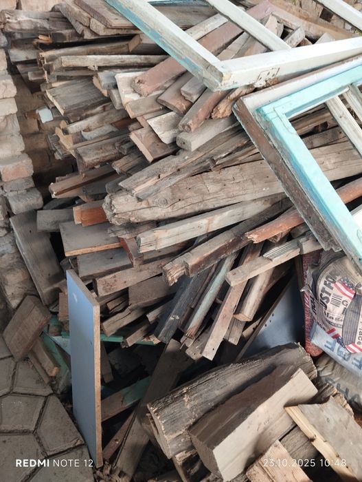 Доски после слома старого дома