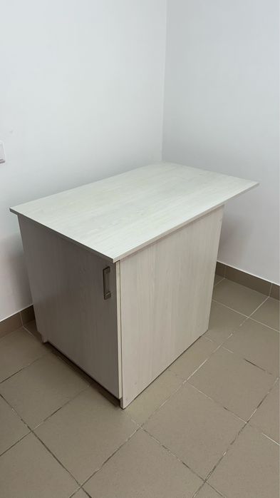 Продаю Светлый офисный шкаф, глубокий с полкой внутри