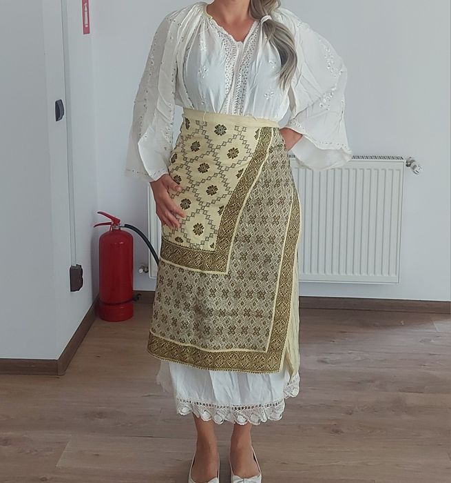 Costum traditional / popular
