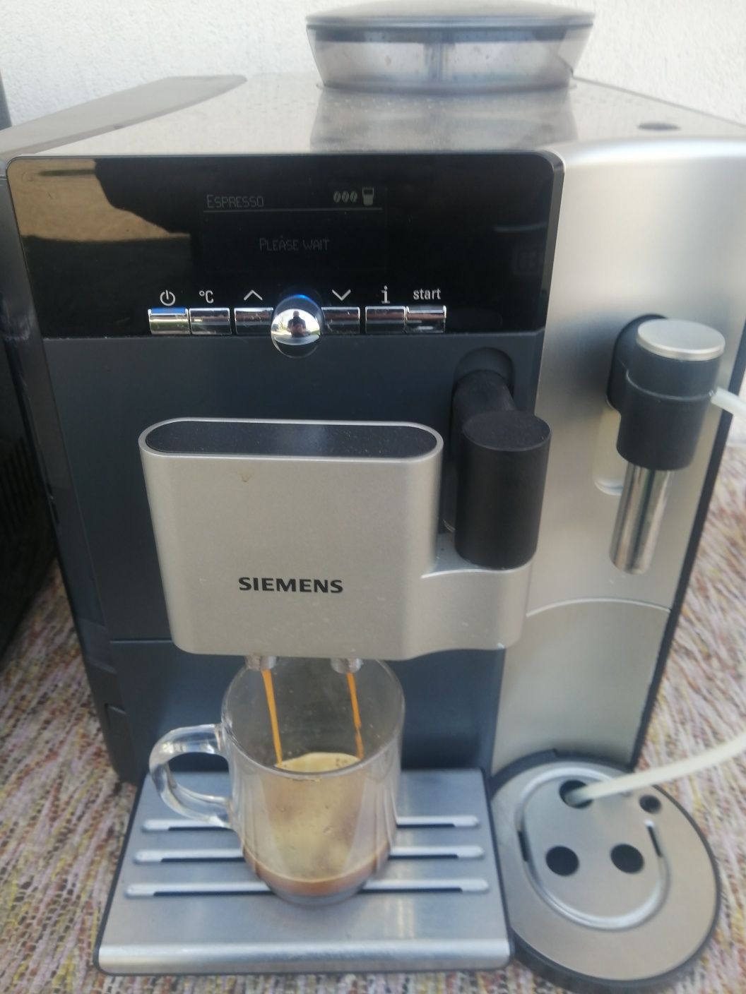 Expresor cafea boabe și măcinată Siemens EQ 7