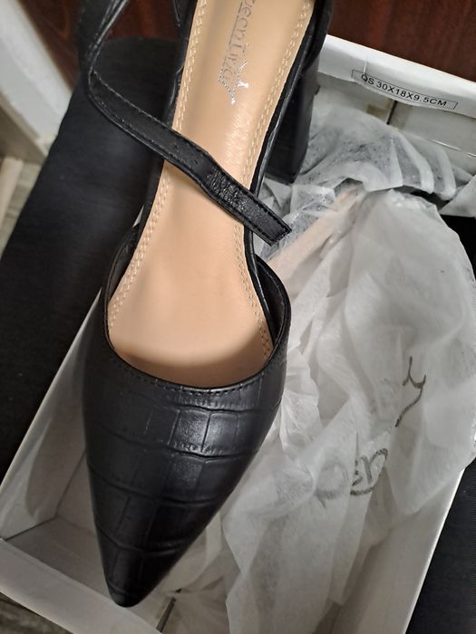 Vand pantofi și ghete noi