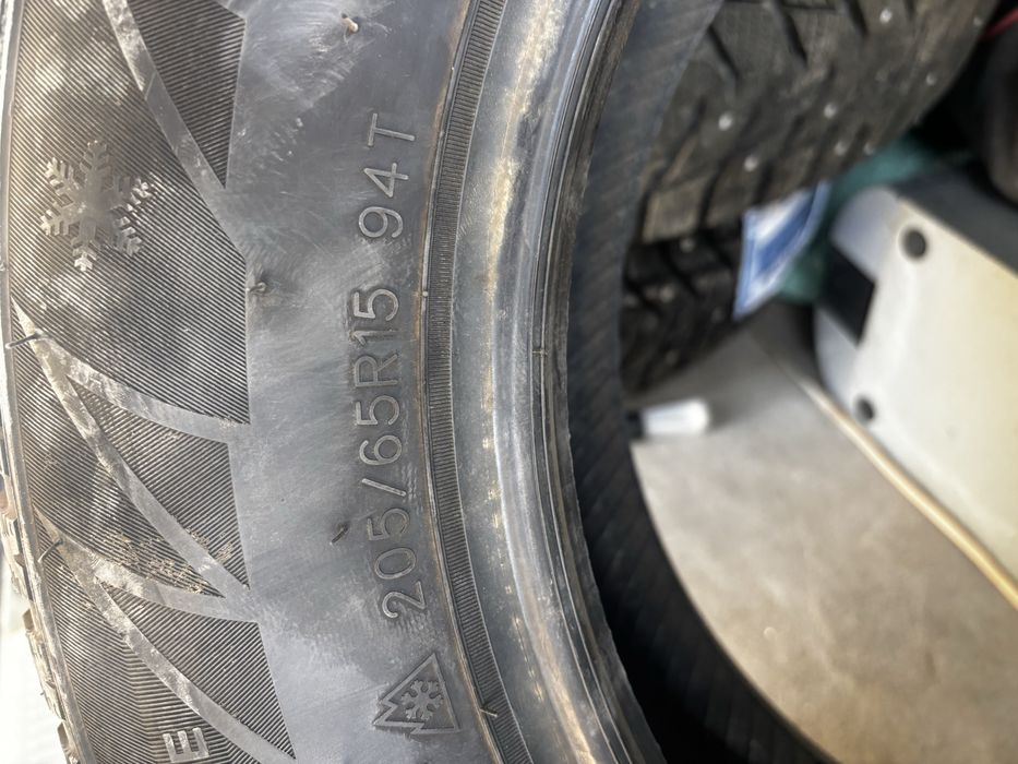 продам зимнюю резину с шипами 205/65R15
