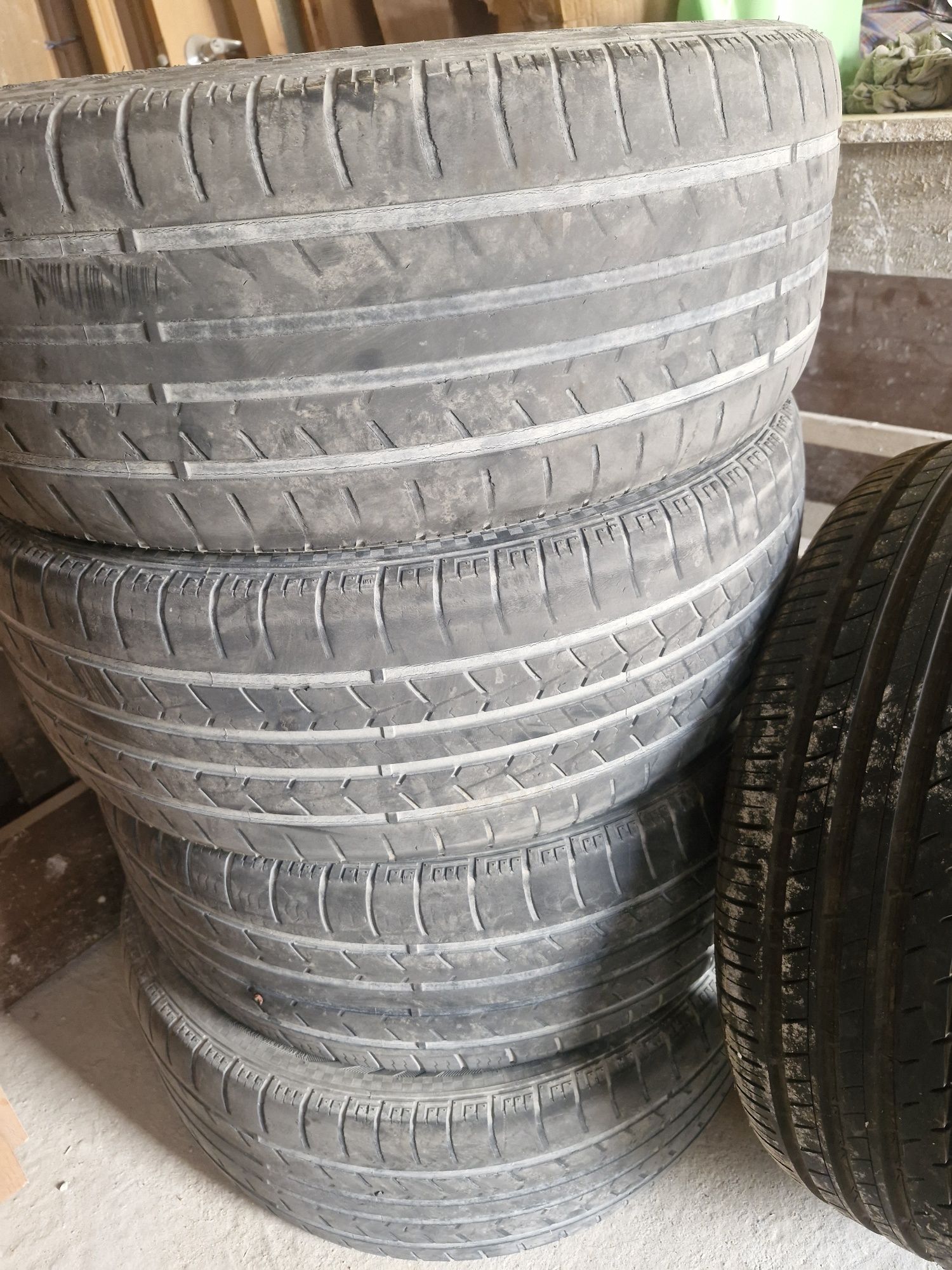 Продаётся бу автошины на легковую. Размеры 235/55R18.