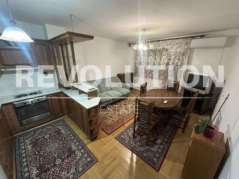 Тристаен апартамент в района на Колхозен пазар!