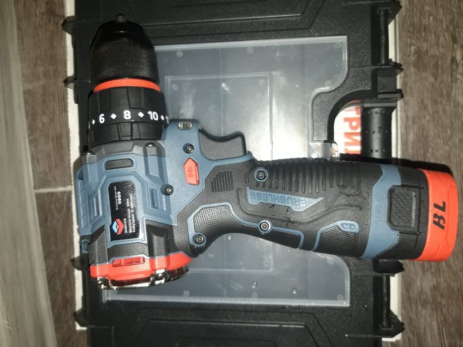 Шуруповёрт бесщёточный с функцией отбойника.