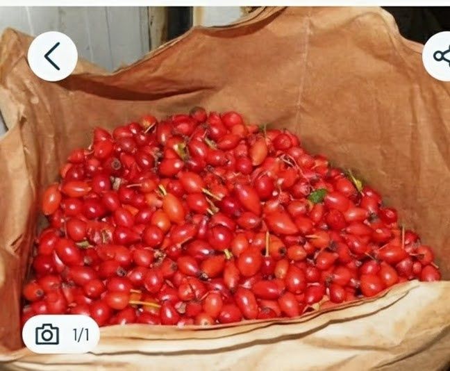Va pot ajuta cu măceșe naturale culese manual.