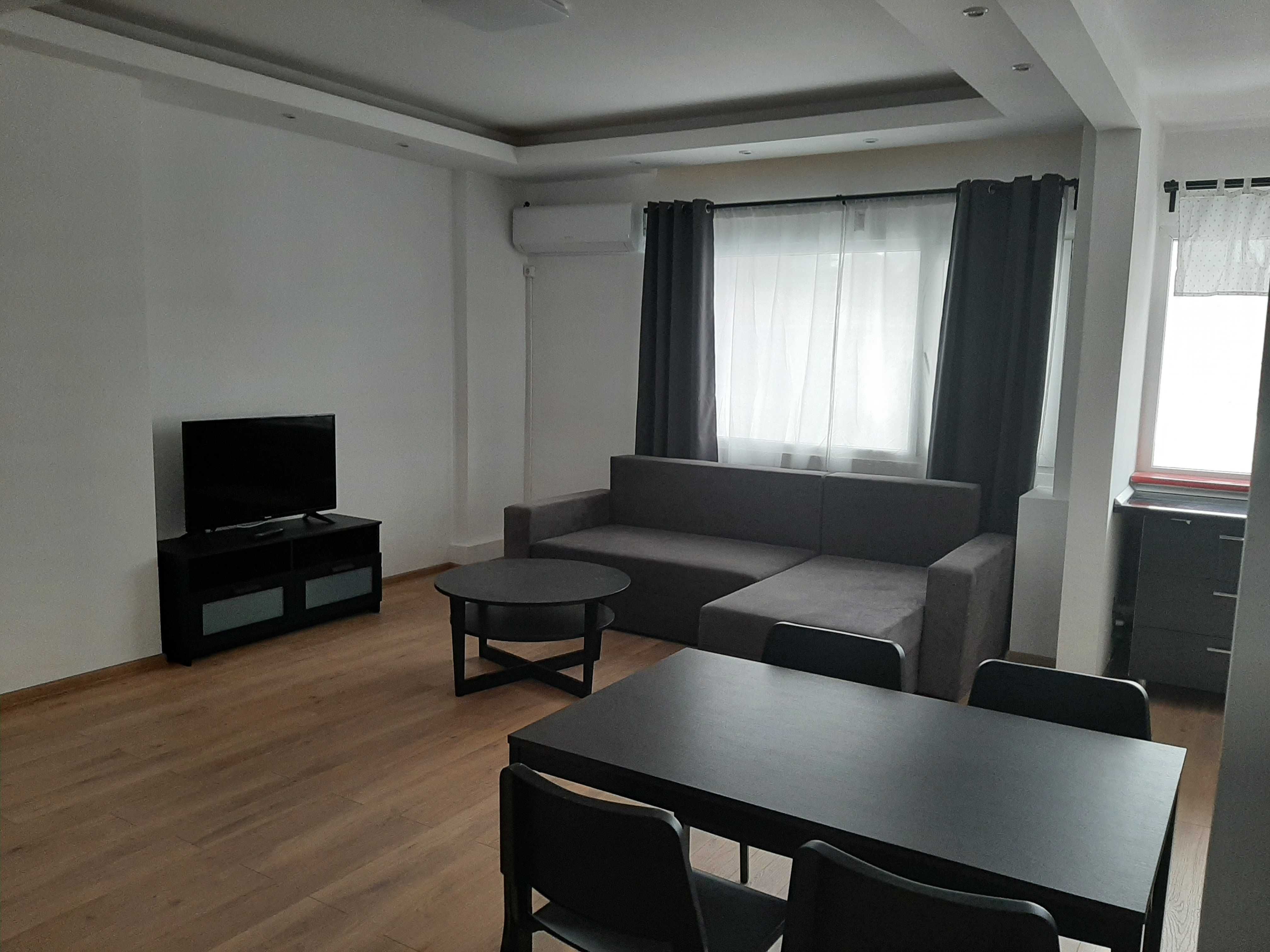 Închiriez apartament 4 camere romana