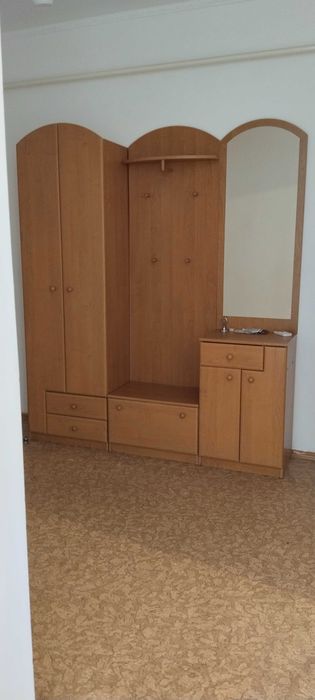 Прихожая. С тумбой и зеркалом