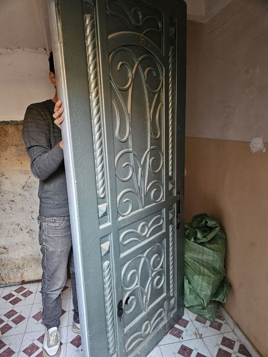 Продаётся дверь входная железная