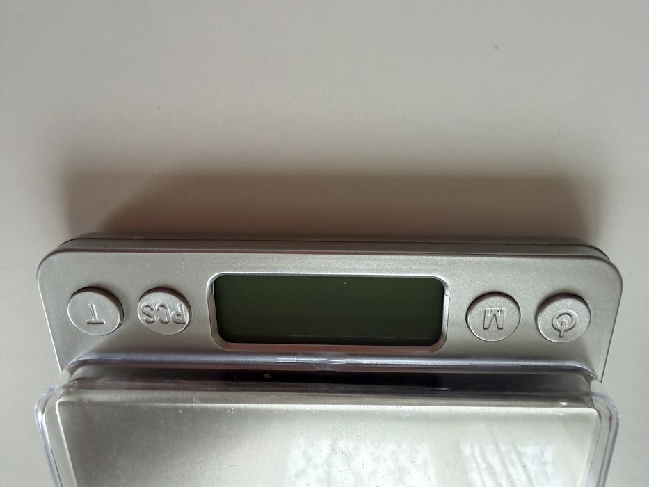 Малко електронно кантарче – 10 × 13 см, син дисплей