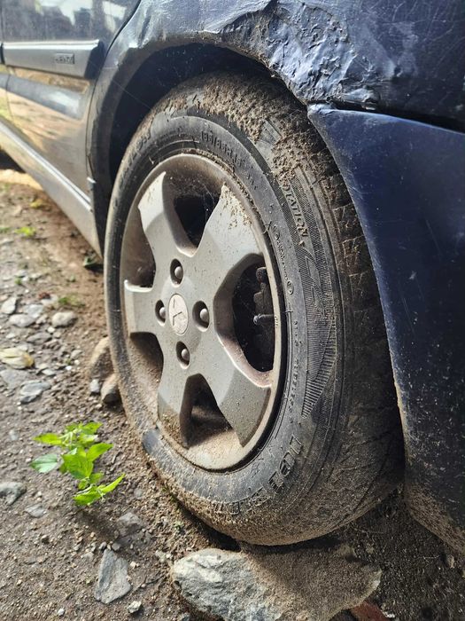 Продавам кола за части без номера