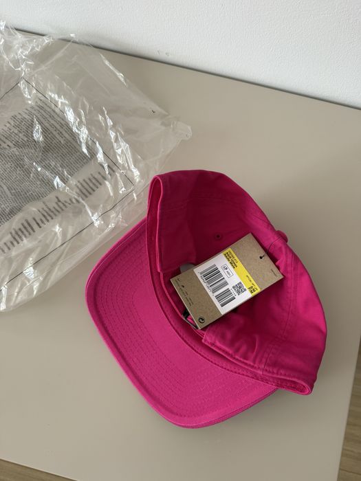 Чисто нова цикламена шапка Nike