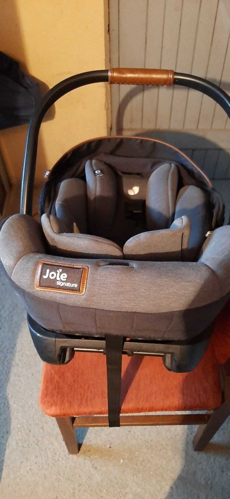 Столче за кола за новородено Joie + Isofix базата.