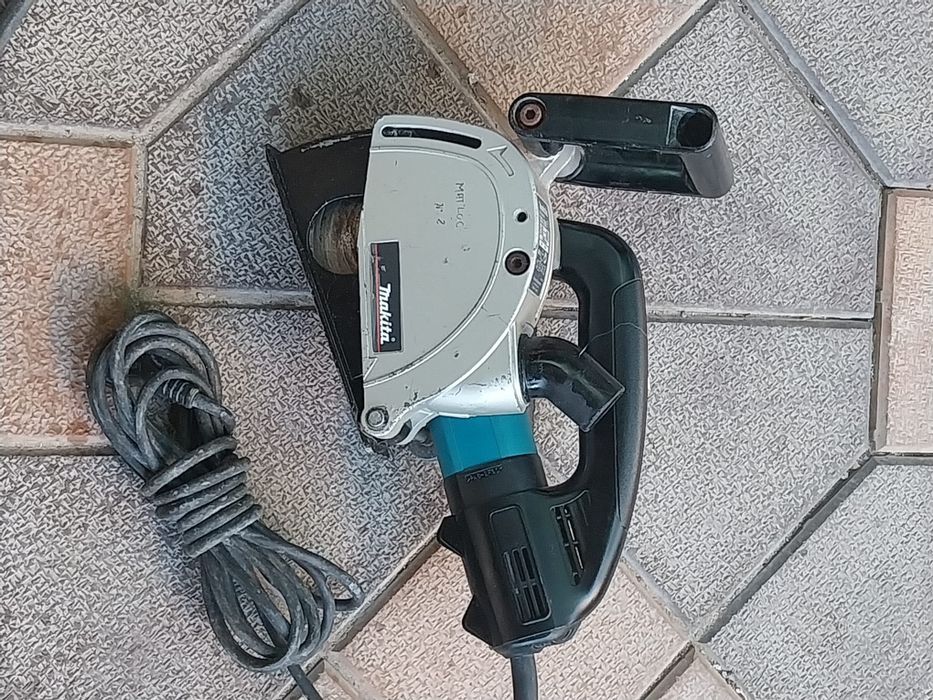Mașina de făcut canale MAKITA SG 1250 că noua