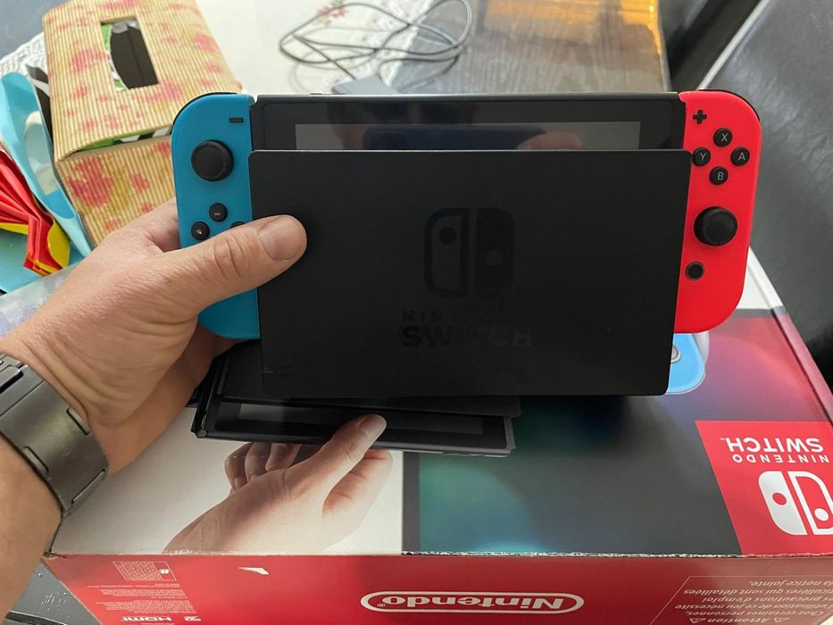 Nitendo switch cu doua jocuri incluse în pret