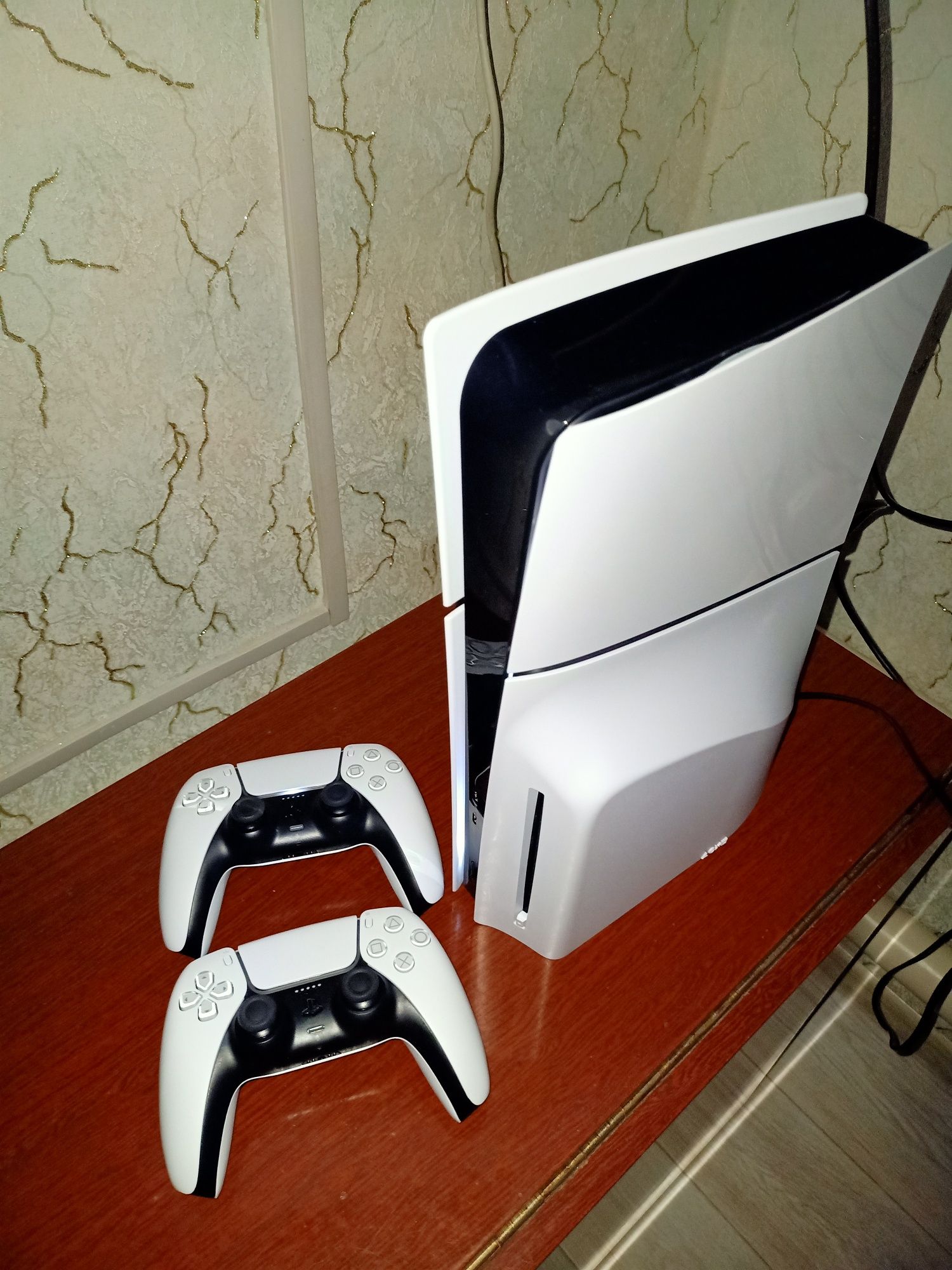 Продам Playstation 5 slim 1TB