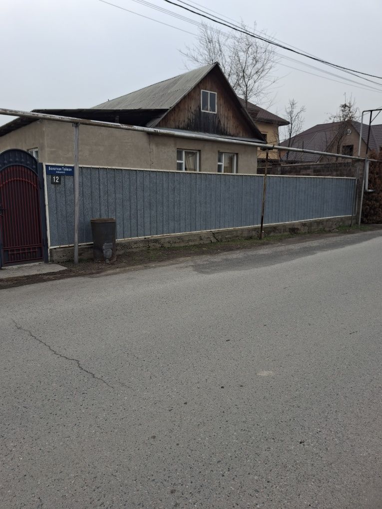 Дом продается, местоположение отличное.