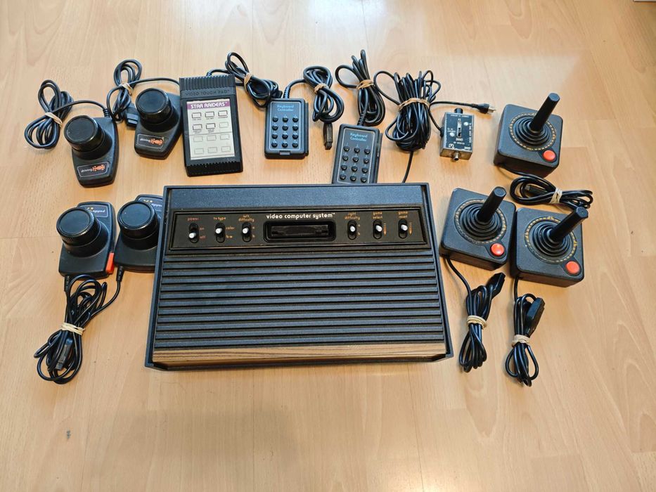 Atari 2600 с много игри и аксесоари