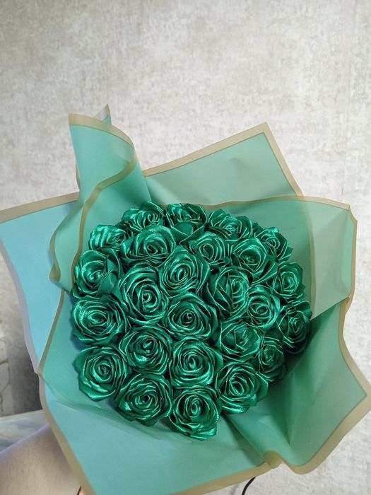 Букеты из атласных лент — ручная работа.