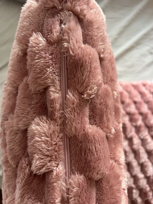 Големи нови розови възглавници