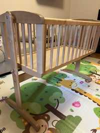 Patut bebe cu leganare (balansoar), lemn, 90x40 cm, saltea, lenjerie