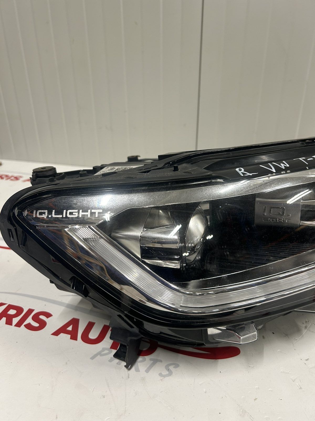 Десен фар за Volkswagen T-ROC Led Matrix 2023 
Спукана щипка и липсващ