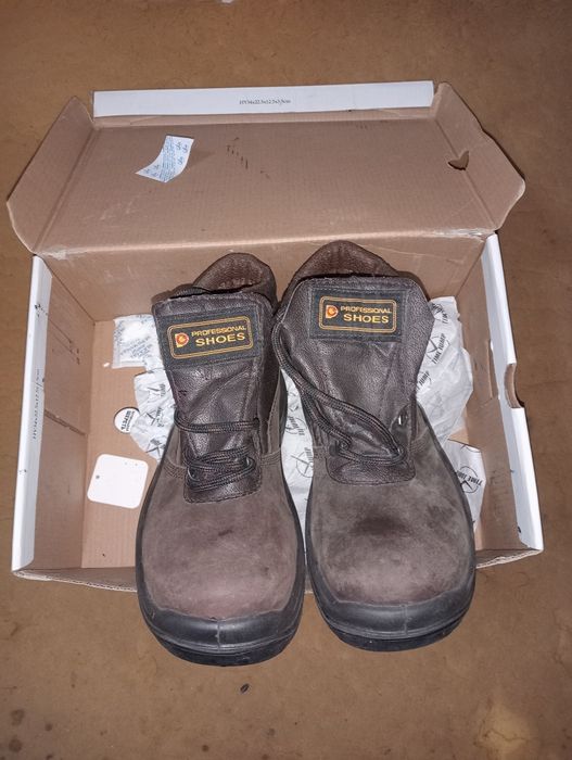 Продам рабочие ботинки.