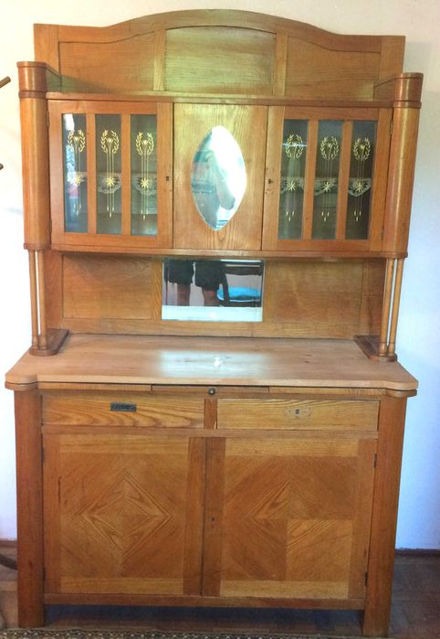Bufet-Vitrina, vechi (Credenț), perioada intebelică