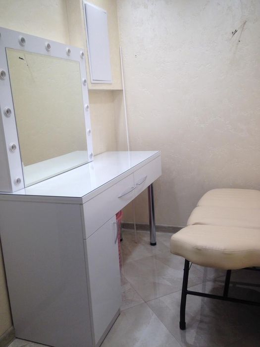 Стол для визажиста