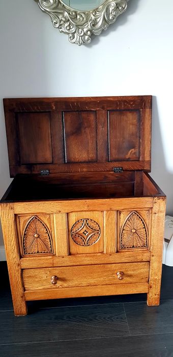 Ladă veche din lemn masiv sculptat