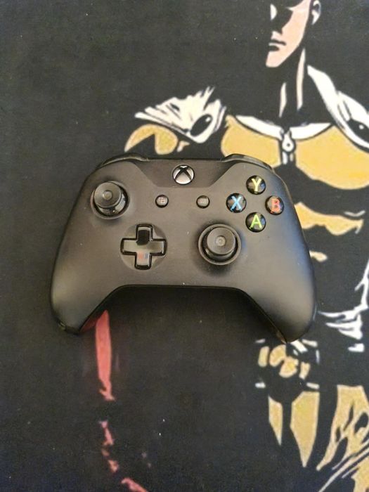 Vând Consola Xbox One S 500GB Pachet Complet: 3 Controllere + 2 Jocuri