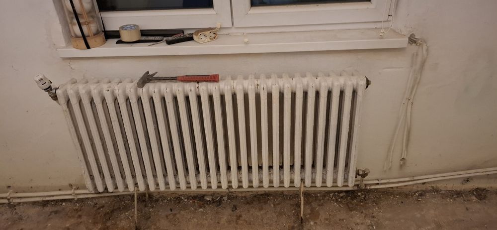 Vând 5 calorifere de fonta în perfectă stare.