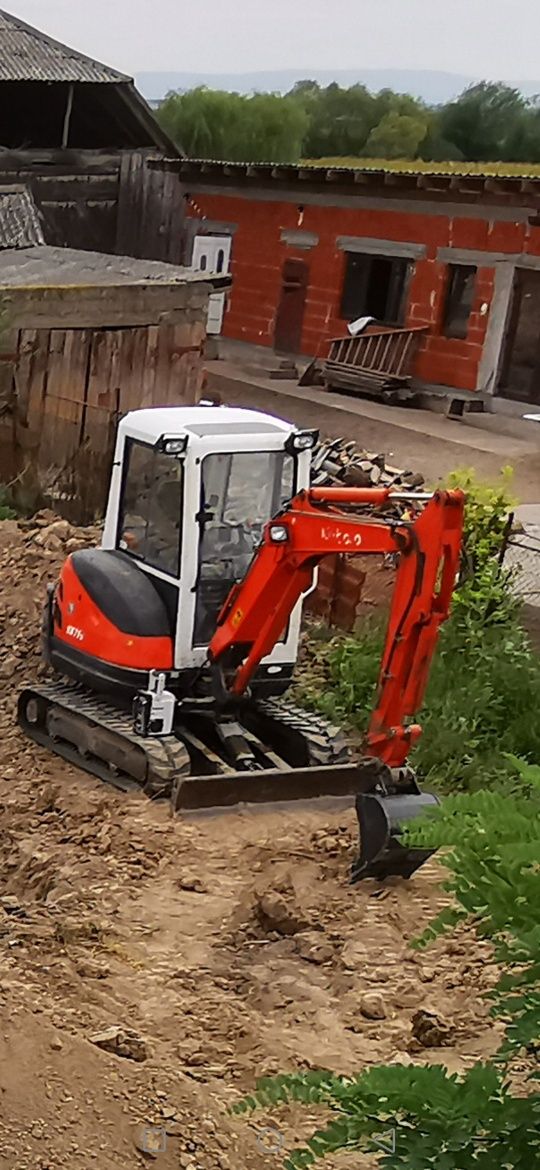 Execut lucrări cu miniexcavator