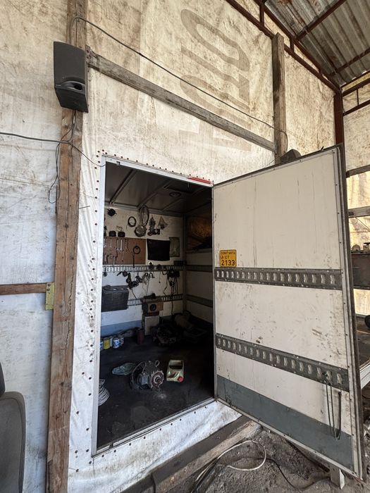 Caroserie camion Punkt1 – ideală pentru depozit, magazie sau atelier