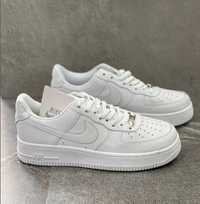 Nike Air Force 1 Triple White / Adidasi Unisex Noi 2024