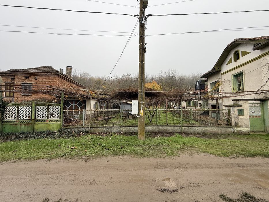 Къща с гараж равен и голям Двор!