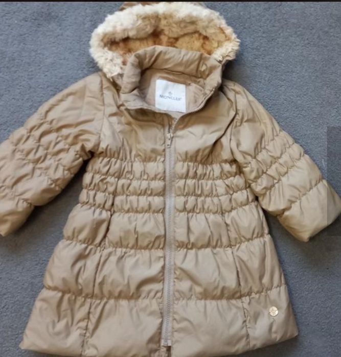 Moncler  Прекрасно пухено яке с качулка от заешки пух!