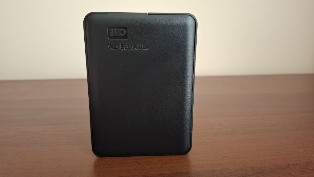 Продавам хард диск wd elements 2TB