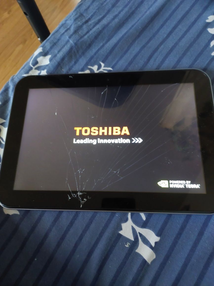 Vînd tabletă Toshiba are geamul spart funcționează perfect