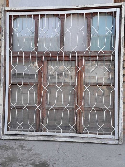Деревянное окно с решёткой