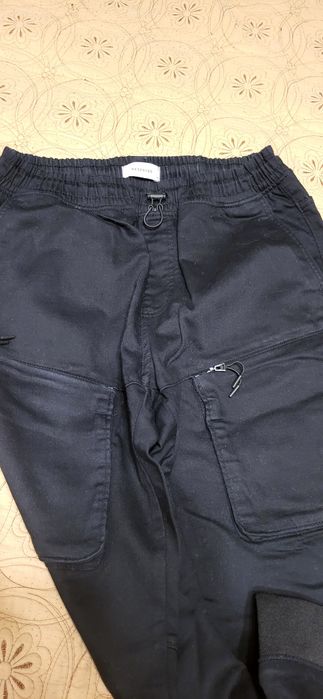 Vând pantaloni Reserved