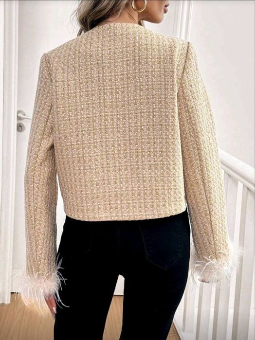 Сако от букле с пера на ръкавите