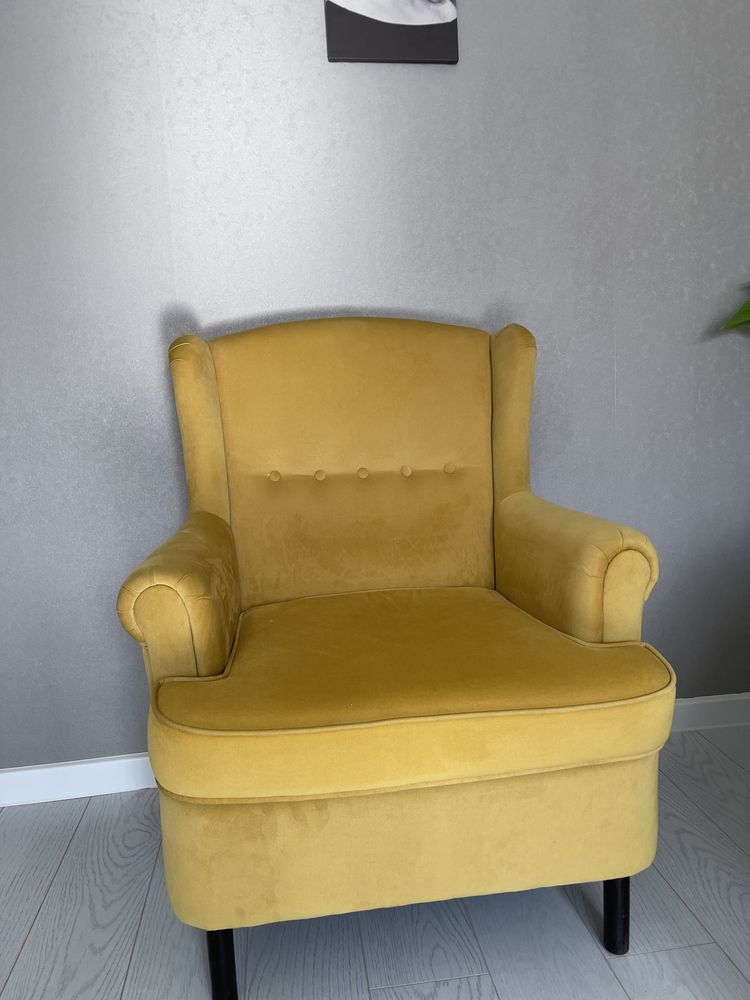 Кресло желтое, новое. Очень удобное и красивое.