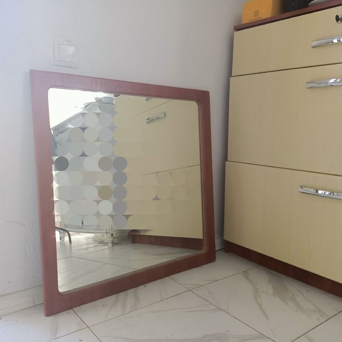 Продам настенное зеркало в раме