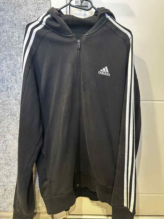 Adidas три ленти през качулката