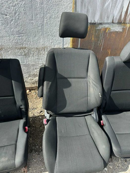 Седалки за Тойота Корола Версо.